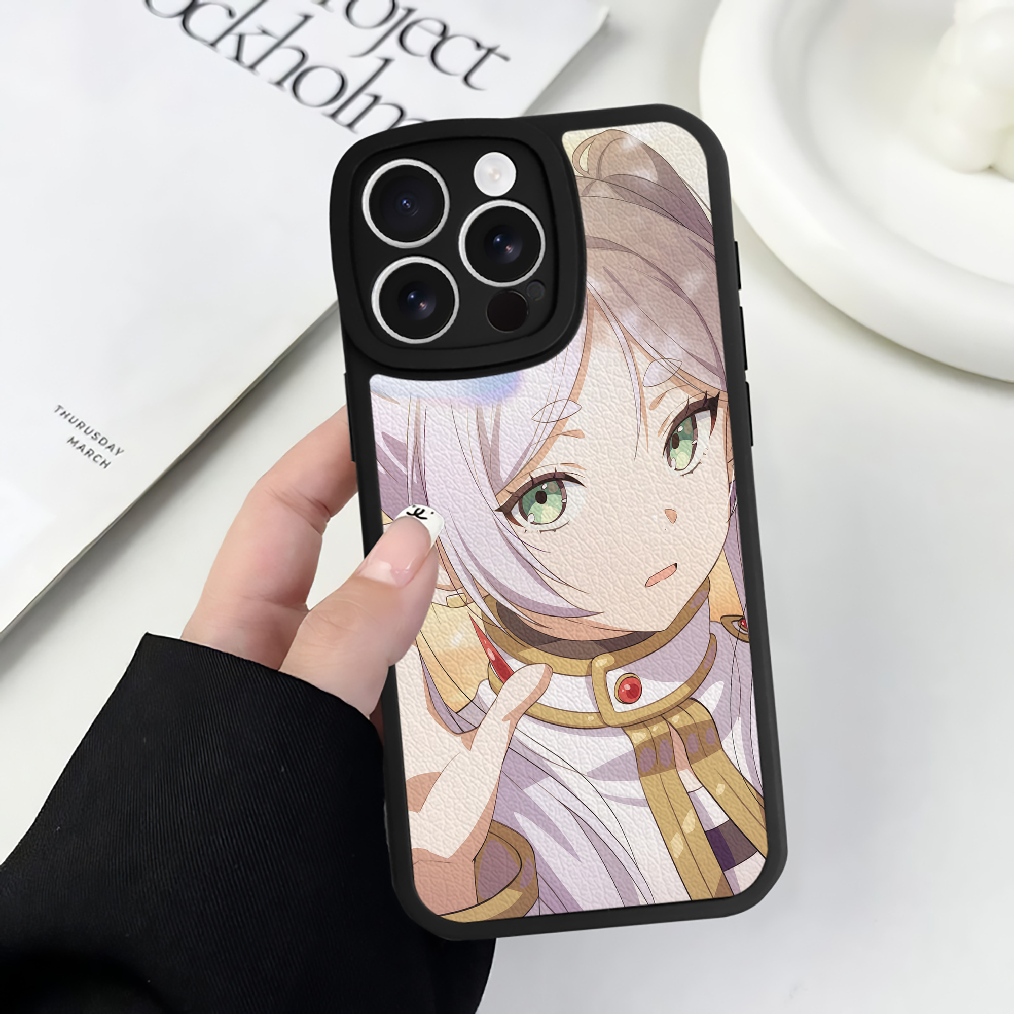 （画像用） 葬送のフリーレン Frieren 【iPhone 16シリーズ対応】シリコンスマホケース（レザー調） 材質：シリコン